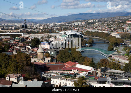 TBILISI, Georgia - 04 Novembre 2016 : città di Tbilisi antenna centrale vista dalla fortezza di Narikala, Georgia Foto Stock