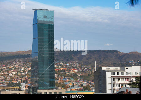 TBILISI, Georgia - 04 Novembre 2016 : Radisson Blu Hotel sullo sfondo del paesaggio urbano di Tbilisi, Georgia Foto Stock