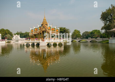 Il Aisawan Dhiphya-Asana Pavilion, o padiglione flottante, a Bang Pa-In Palace, Thailandia Foto Stock