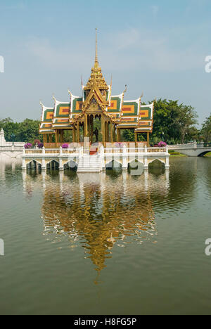 Il Aisawan Dhiphya-Asana Pavilion, o padiglione flottante, a Bang Pa-In Palace, Thailandia Foto Stock