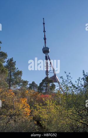 TBILISI, GEORGIA, 16 agosto, 2016: Tbilisi torre della televisione sul monte Mtatsminda - Georgia. Foto Stock