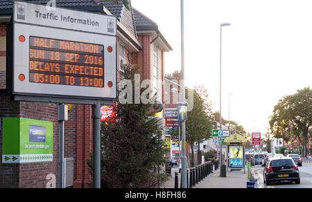 Visualizzazione delle informazioni sul traffico stradale in Latchford, Warrington. Mezza maratona in città Foto Stock