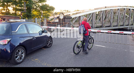 In attesa di attraversare Knutsford Road Ponte Girevole, Latchford,attraversando il Manchester Ship Canal a Warrington, Cheshire, Inghilterra, Regno Unito Foto Stock