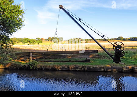 Bridgewater Canal macchina di sollevamento gru, Moore, Warrington, Cheshire, Inghilterra, Regno Unito Foto Stock