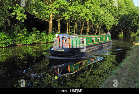 Barca stretta su Bridgewater Canal Runcorn d'estate,waterside, Cheshire, Inghilterra, Regno Unito Foto Stock