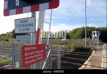 Passaggio a livello Penketh, Warrington, Cheshire con barriere Foto Stock