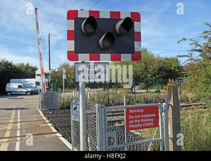 Passaggio a livello Penketh, Warrington, Cheshire con barriere Foto Stock