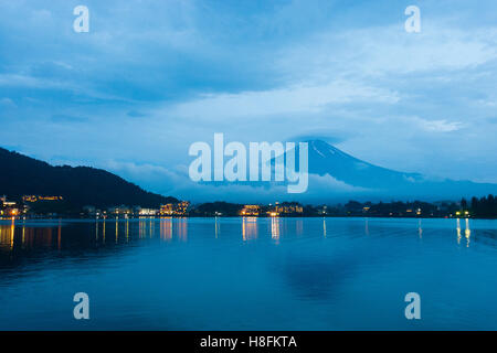 KAWAGUCHIKO, Giappone una rara, cloud-libera vista del Monte Fuji di notte da sul Lago Kawaguchi. Foto Stock