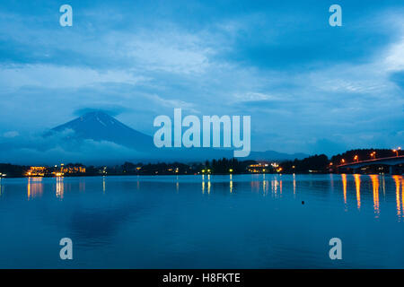 KAWAGUCHIKO, Giappone una rara, cloud-libera vista del Monte Fuji di notte da sul Lago Kawaguchi. Foto Stock