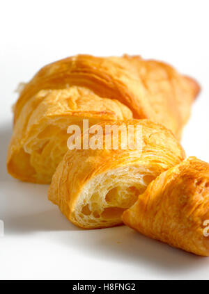 Croissant fresco isolato su sfondo bianco Foto Stock