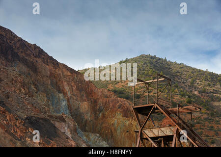 Un arrugginimento Headframe in corrispondenza di una miniera abbandonata in Jerome, Arizona. Foto Stock