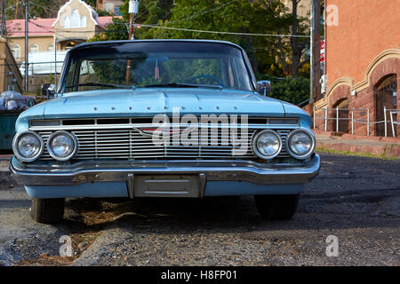 Un iconico Chevrolet automobile parcheggiata fuori strada principale, Girolamo, Arizona. Foto Stock