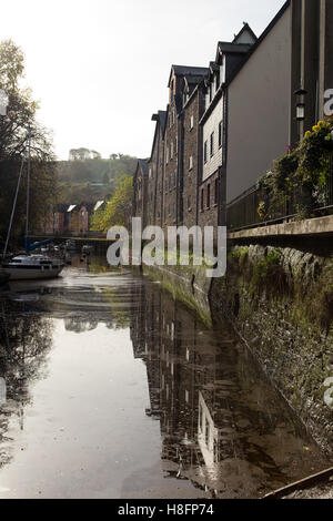 Riverside alloggiamento sul 'Mill Tail', uno sperone del fiume Dart a Totnes, Devon. Foto Stock