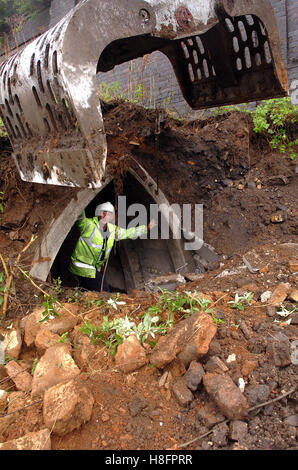 Demolizione foreman Craig Lowe il peering fuori da una guerra mondiale due Air Raid Shelter durante la demolizione di Wolverhampton bassa stazione di livello Foto Stock