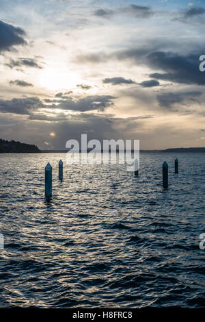 Il sole tramonta dietro le nuvole a Redondo Beach, Washington. Foto Stock