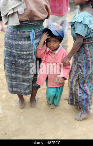 Maya famiglia indigena in Aqua Escondida nel dipartimento di Solola, Guatemala. Foto Stock