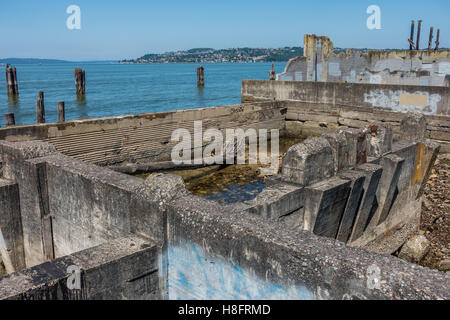 Immagine dei resti di un edificio dall'acqua in Ruston, Washington. Foto Stock