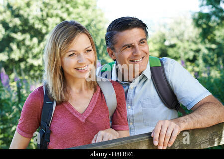 Ritratto di Coppia Matura escursioni in campagna Foto Stock