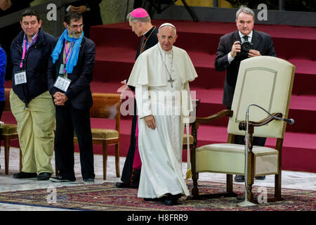 Città del Vaticano il Vaticano. Xi Nov, 2016. Papa Francesco conduce una Udienza giubilare per persone socialmente emarginate come parte delle celebrazioni in corso dell Anno Santo della misericordia nell Aula Paolo VI in Vaticano Città del Vaticano. Papa Francesco venerdì ha accolto favorevolmente a Roma più di 6000 persone, uomini e donne provenienti da varie nazioni europee che hanno vissuto o sono anche adesso, che vivono in strada. Il Giubileo per persone socialmente emarginate abbracciato non solo i senzatetto, ma anche le persone svantaggiate e le persone che vivono in condizioni di povertà. Credito: Giuseppe Ciccia/Pacific Press/Alamy Live News Foto Stock