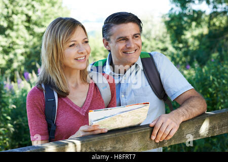 Ritratto di Coppia Matura escursioni in campagna Foto Stock