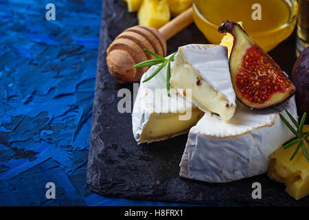 Formaggio Camembert con fichi, miele e vino. Messa a fuoco selettiva. Foto Stock