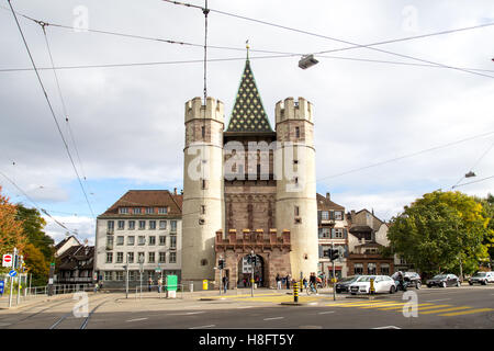 Basel, Svizzera - 20 Ottobre 2016: Storico Spalentor City Gate nel centro della città Foto Stock