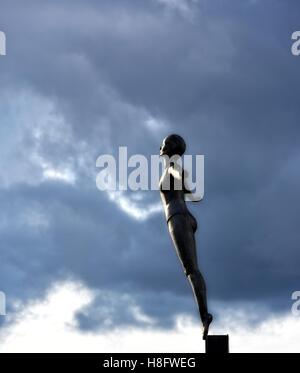 Il Diving Belle scultura in bronzo.Scarborough North Yorkshire England Regno Unito Foto Stock