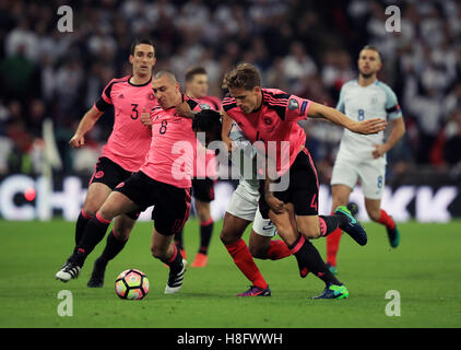 L'Inghilterra del Raheem Sterling (centro) battaglie per la palla con la Scozia di Christophe Berra (destra) e Scott Brown durante il 2018 FIFA World Cup qualifica, Gruppo F corrisponde allo stadio di Wembley, Londra. Foto Stock