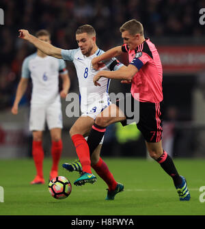 L'Inghilterra del Giordano Henderson (sinistra) e della Scozia Darren Fletcher battaglia per la sfera durante il 2018 FIFA World Cup qualifica, Gruppo F corrisponde allo stadio di Wembley, Londra. Foto Stock