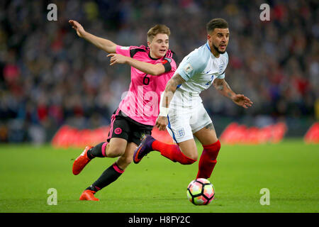 Scozia James Forrest (sinistra) e l'Inghilterra del Kyle Walker battaglia per la sfera durante il 2018 FIFA World Cup qualifica, Gruppo F corrisponde allo stadio di Wembley, Londra. Foto Stock