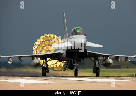 Eurofighter Typhoon FGR4 ZJ931 DA RAF Coningsby contro un cielo tempestoso il trascinare lo scivolo è dispiegato per rallentare il velivolo verso il basso Foto Stock