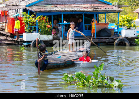 Chhnok Tru, villaggio galleggiante, Lago Tonle Sap, Cambogia Foto Stock