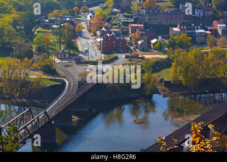 Vista aerea su harpers Ferry città storica in autunno. Foto Stock