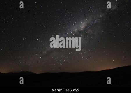 Via lattea innalzarsi al di sopra delle montagne andine, Argentina Foto Stock