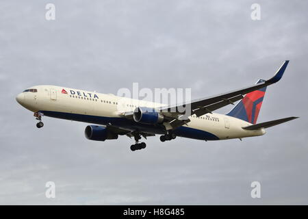 Delta Air Lines Boeing 767-300ER N182DN atterraggio all'Aeroporto Heathrow di Londra, Regno Unito Foto Stock
