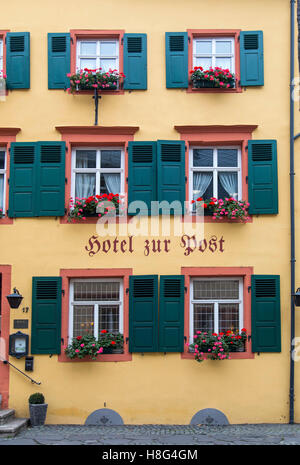 Valle della Mosella, autunno, wine town Bernkastel-Kues, facciata dell'Hotel zur Post, Foto Stock