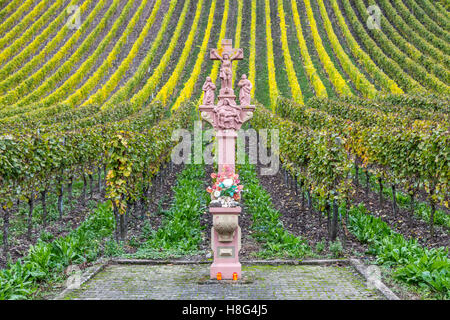 Valle di Mosel, autunno, lato strada croce in un vigneto vicino Kinheim, Germania Foto Stock