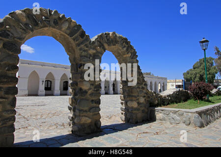 Archi dietro piazza principale, villaggio di montagna Cachi, Argentina Foto Stock