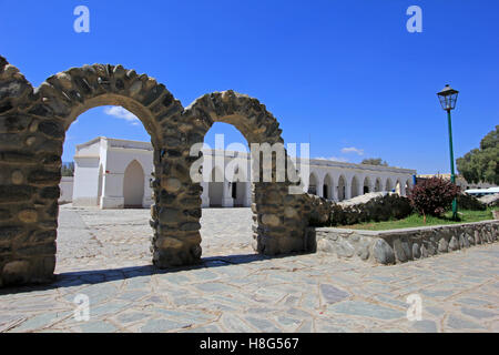 Archi dietro piazza principale, villaggio di montagna Cachi, Argentina Foto Stock