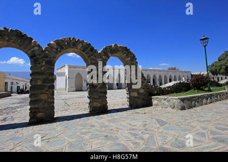 Archi dietro piazza principale, villaggio di montagna Cachi, Argentina Foto Stock