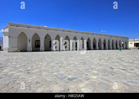 Archi dietro piazza principale, villaggio di montagna Cachi, Argentina Foto Stock