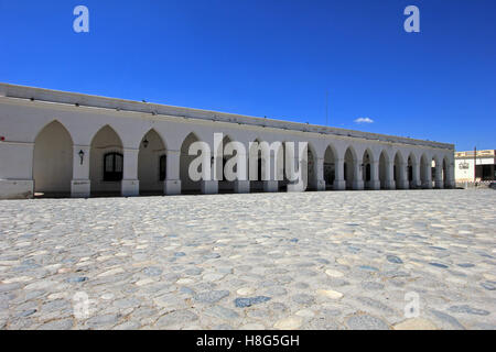 Archi dietro piazza principale, villaggio di montagna Cachi, Argentina Foto Stock