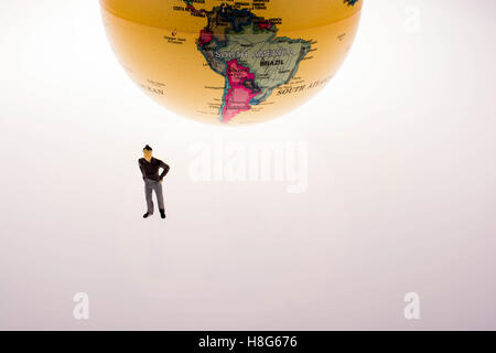 "Piccola modello globe dal lato dell'uomo figura Foto Stock