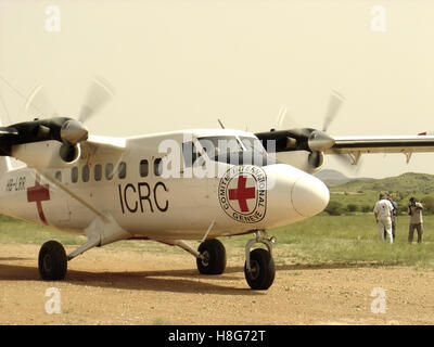 Il 30 agosto 2005 Un CICR Twin Otter aeromobile offre un campo chirurgico di Team a Kutum nel nord del Darfur, Sudan. Foto Stock