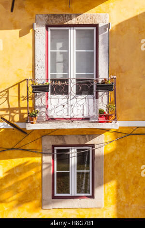 Un colorato house di Alfama, Lisbona, Portogallo. Foto Stock