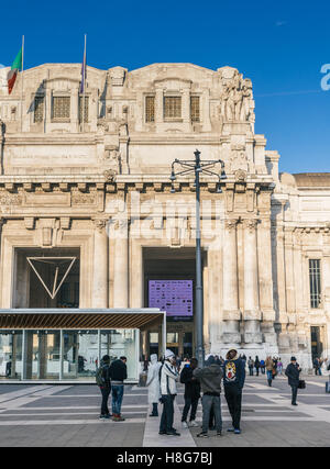 Gruppi di profughi da dilaniato dalla guerra e raccogliere le regioni nella Stazione Centrale di Milano in rotta verso altre parti dell Europa Foto Stock