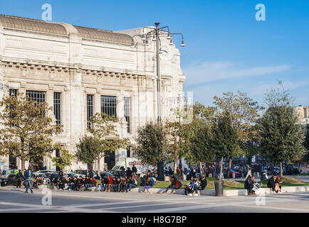 Gruppi di profughi da dilaniato dalla guerra e raccogliere le regioni nella Stazione Centrale di Milano in rotta verso altre parti dell Europa Foto Stock