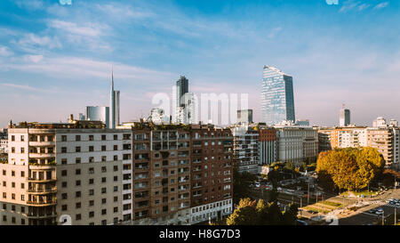 Milano vista aerea al tramonto della Porta Volta rinnovo con Unicredit tower, Bosco Verticale grattacielo Foto Stock