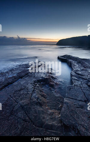 Sunrise a Cava Seacombe vicino a Swanage, Dorset. Questa costa è conosciuta come la Jurassic Coast a causa dei numerosi fossili trovati. Foto Stock