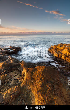 Sunrise a Cava Seacombe vicino a Swanage, Dorset. Questa costa è noto come Foto Stock